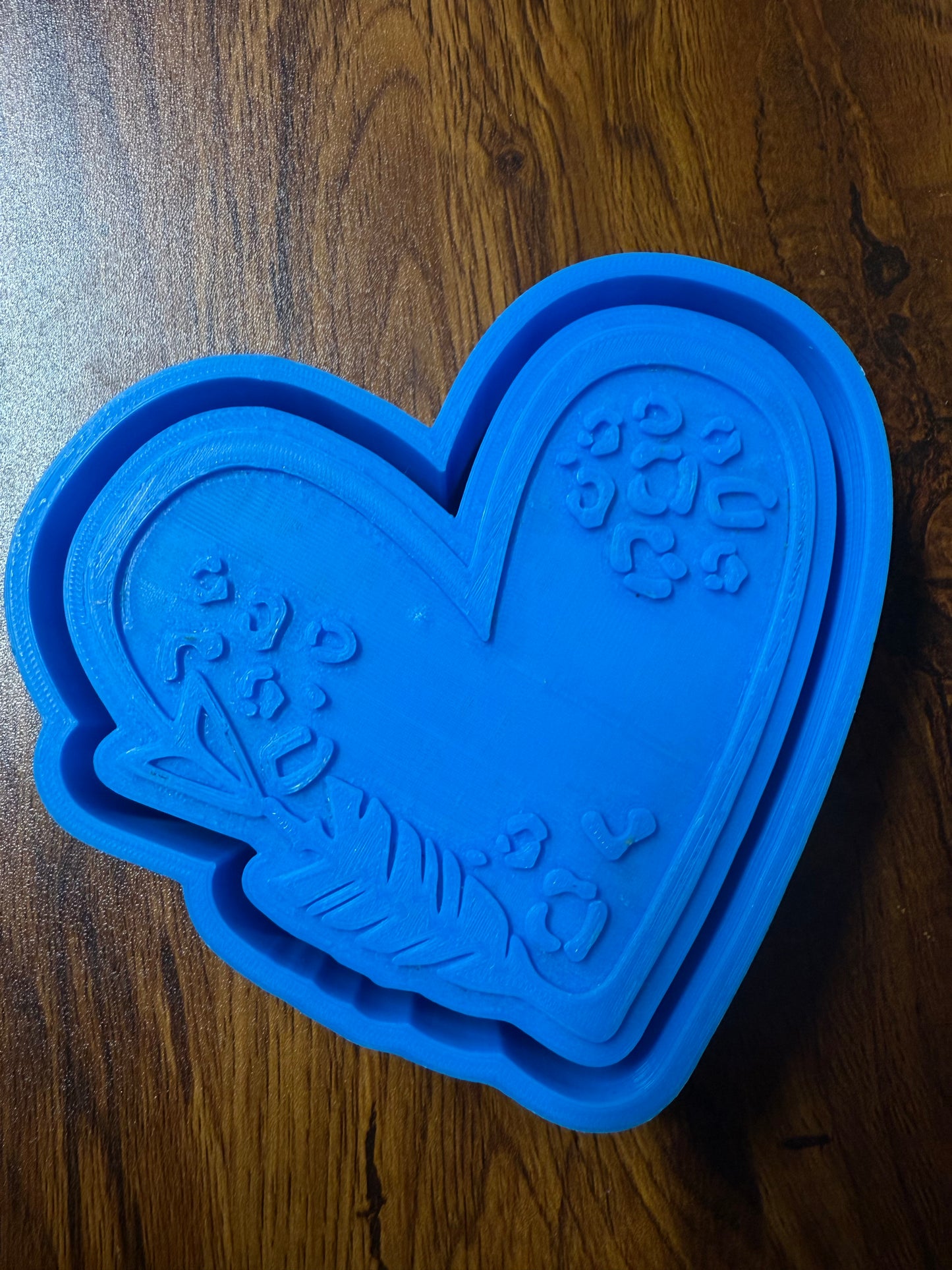Arrow Outlined Heart Mold